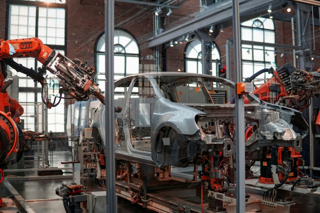 Image représentant la production d'une voiture par des machines automatisées