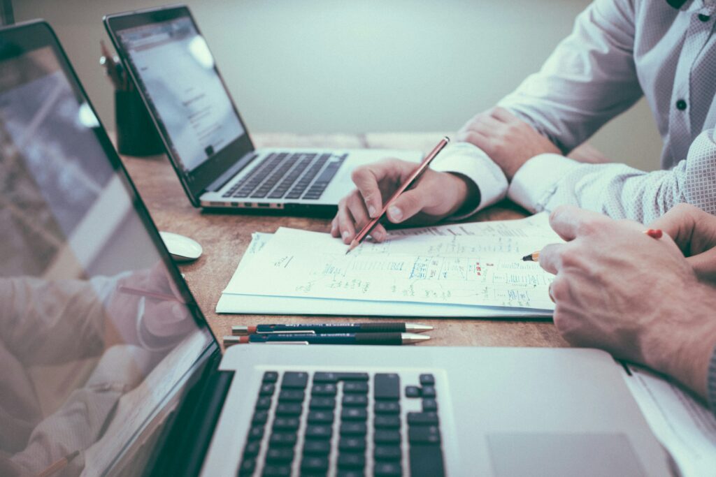 Image représentant un consultant discutant d'un projet avec un client.